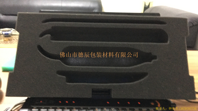 佛山市德辰包裝材料有限公司擁有先進(jìn)的海綿機(jī)械,海綿發(fā)泡機(jī),平切機(jī),上膠機(jī),直切機(jī)，海綿再生機(jī),等,可以生產(chǎn)各種不同形狀規(guī)格的海綿制品和包裝海綿!

