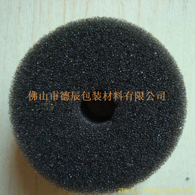 過濾海綿也稱網狀海綿，爆破海綿。聚氨酯過濾海綿由普通開孔軟泡高溫爆破開孔加工而成，爆破除掉了泡沫網絡之間原有的氣泡膜，得到了主體骨架網狀結構。
過濾海綿的空隙率高達97%，具有優(yōu)異的透氣性、良好的柔軟性和較高的機械強度。
