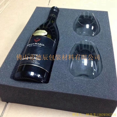 海綿內(nèi)托對(duì)各行各業(yè)產(chǎn)品起到絕緣、密封、防震、防塵、填充、隔音、固定，能夠保護(hù)包裝產(chǎn)品在運(yùn)輸過程中安然無恙，起到保護(hù)產(chǎn)品的一個(gè)作用，同時(shí)可以美化產(chǎn)品，提升產(chǎn)品檔次。