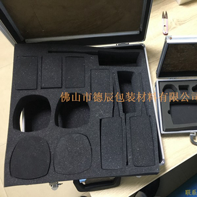 海綿內(nèi)托對(duì)各行各業(yè)產(chǎn)品起到絕緣、密封、防震、防塵、填充、隔音、固定，能夠保護(hù)包裝產(chǎn)品在運(yùn)輸過程中安然無恙，起到保護(hù)產(chǎn)品的一個(gè)作用，同時(shí)可以美化產(chǎn)品，提升產(chǎn)品檔次。