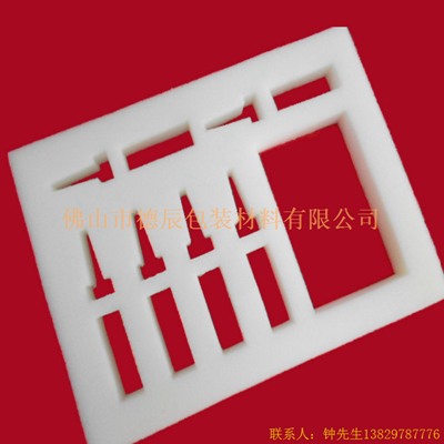 海綿內(nèi)托對(duì)各行各業(yè)產(chǎn)品起到絕緣、密封、防震、防塵、填充、隔音、固定，能夠保護(hù)包裝產(chǎn)品在運(yùn)輸過程中安然無恙，起到保護(hù)產(chǎn)品的一個(gè)作用，同時(shí)可以美化產(chǎn)品，提升產(chǎn)品檔次。

