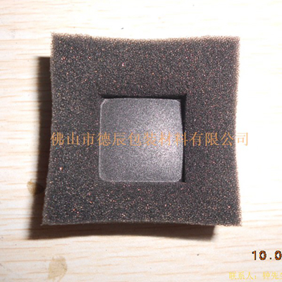 利用加熱鋁制模具對(duì)海綿進(jìn)行塑形。