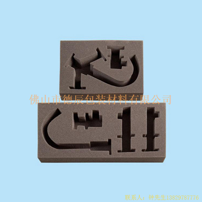 海綿內(nèi)托對(duì)各行各業(yè)產(chǎn)品起到絕緣、密封、防震、防塵、填充、隔音、固定，能夠保護(hù)包裝產(chǎn)品在運(yùn)輸過程中安然無恙，起到保護(hù)產(chǎn)品的一個(gè)作用，同時(shí)可以美化產(chǎn)品，提升產(chǎn)品檔次。